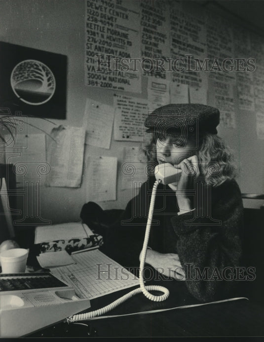 1985 Press Photo Calls to the Underground Switchboard increase at holiday time - Historic Images