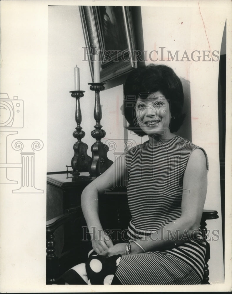 1965 Press Photo Milwaukee Journal reporter Rosa Tusa Vassilev - mjc09241 - Historic Images