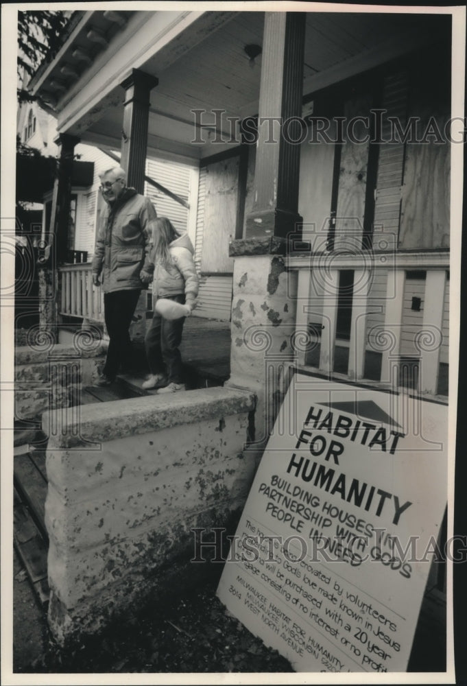 1989 Press Photo Habitat for Humanity director Dick Tushaus with granddaughter - Historic Images