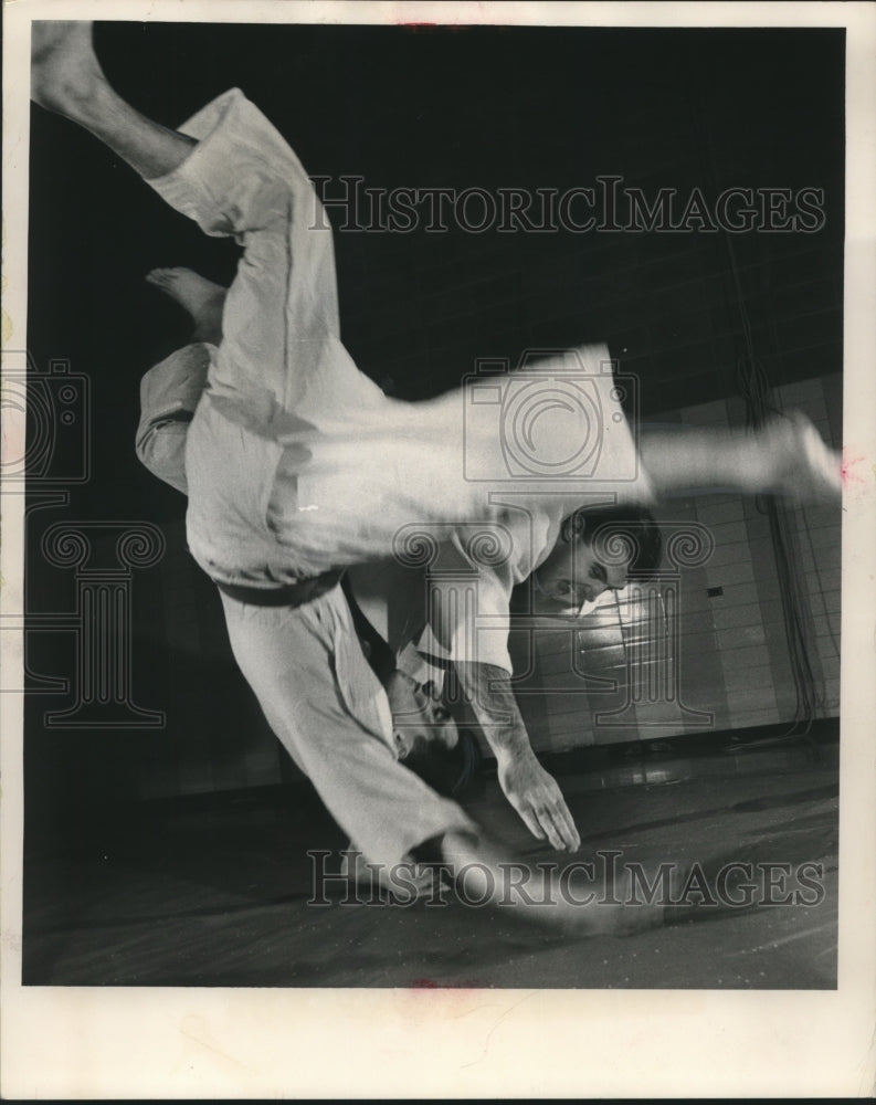 1955 Press Photo Norman Miller, Howard Fish Jr., warming up for AAU tournament. - Historic Images