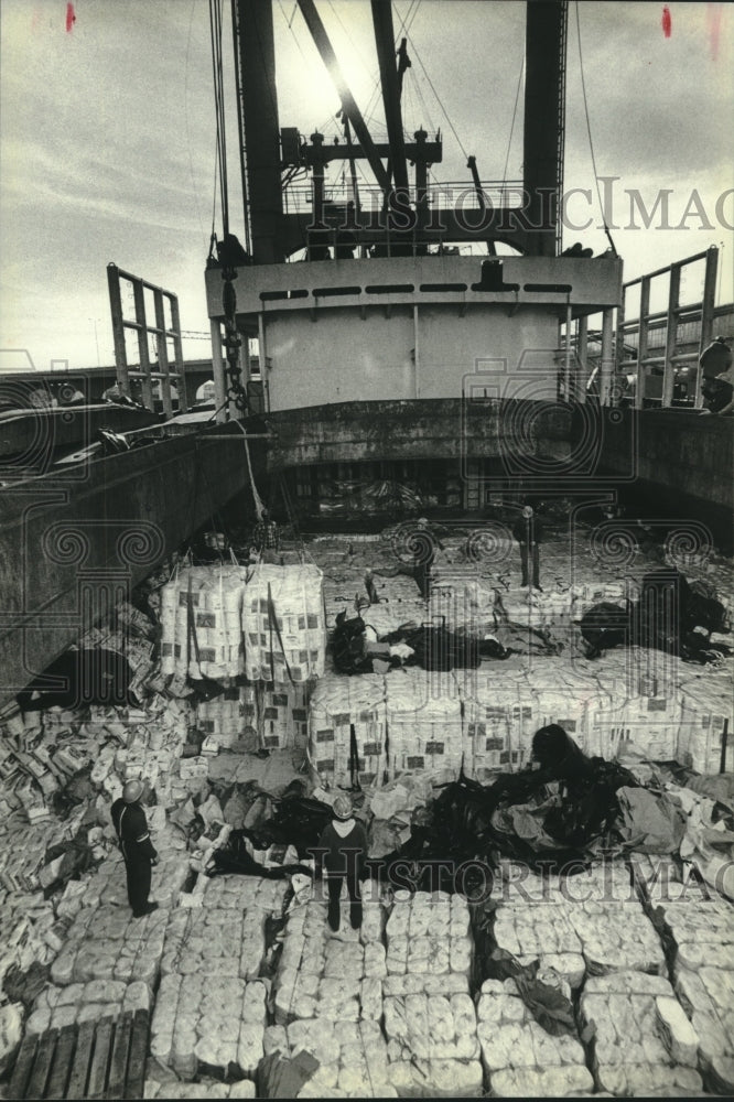 1980 Press Photo Workers unload twine from Eastern Pearl- Milwaukee, Wisconsin - Historic Images