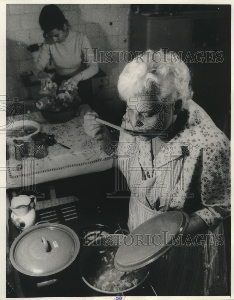 1964 Press Photo Mrs. Istvan Vass &amp; daughter Elizabeth prepare dinner- Hungary- Historic Images