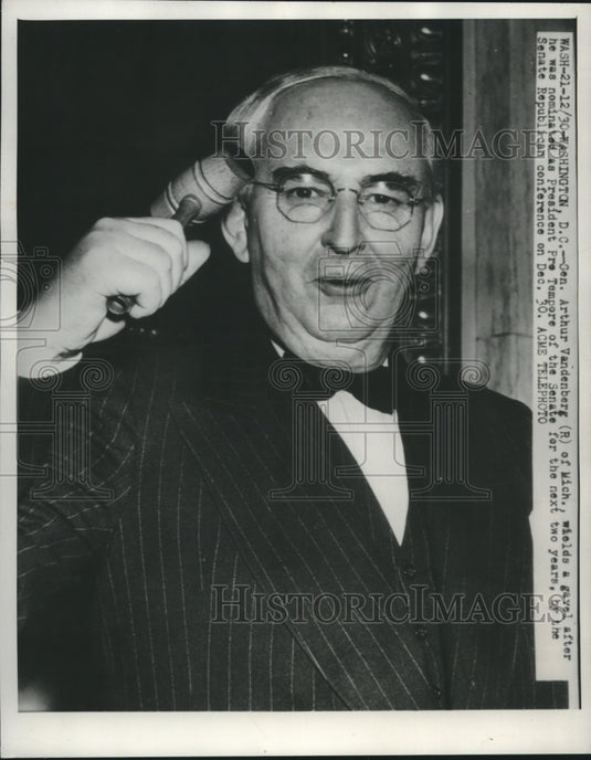 1946 Press Photo General Arthur Vandenberg of Michigan wields gavel in D.C. - Historic Images