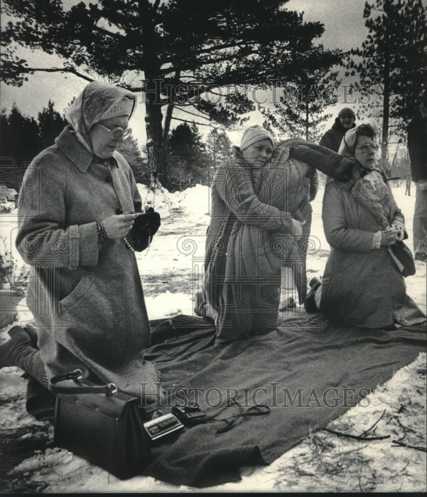 1984, Followers of Hirt prayed outside of the shrine during funeral - Historic Images