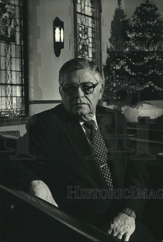 1989 Press Photo Reverend Paul J. Van Loon, Pastor in Oostburg, Wisconsin - Historic Images