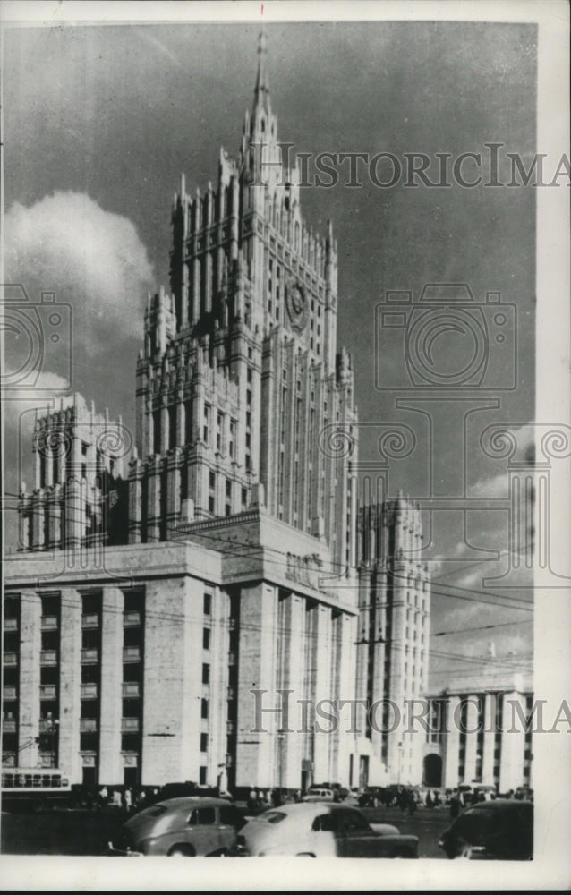 1955 Press Photo Moscow skyscraper by Chief architect Alexander V. Vlasov - Historic Images