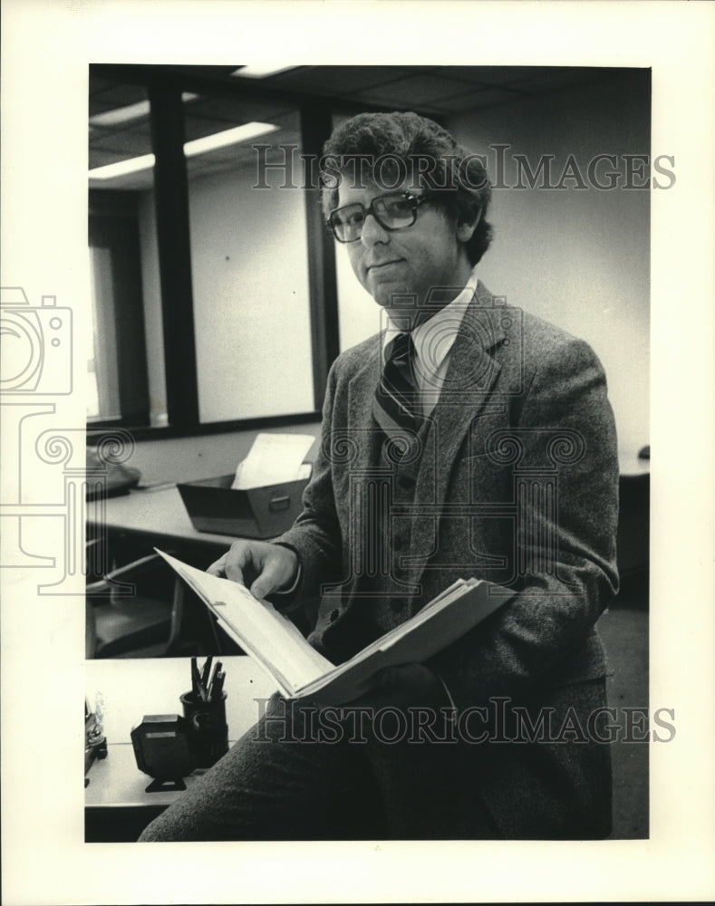 1984 Press Photo David F. Pike, Family Court Commissioner in Waukesha, Wisconsin - Historic Images