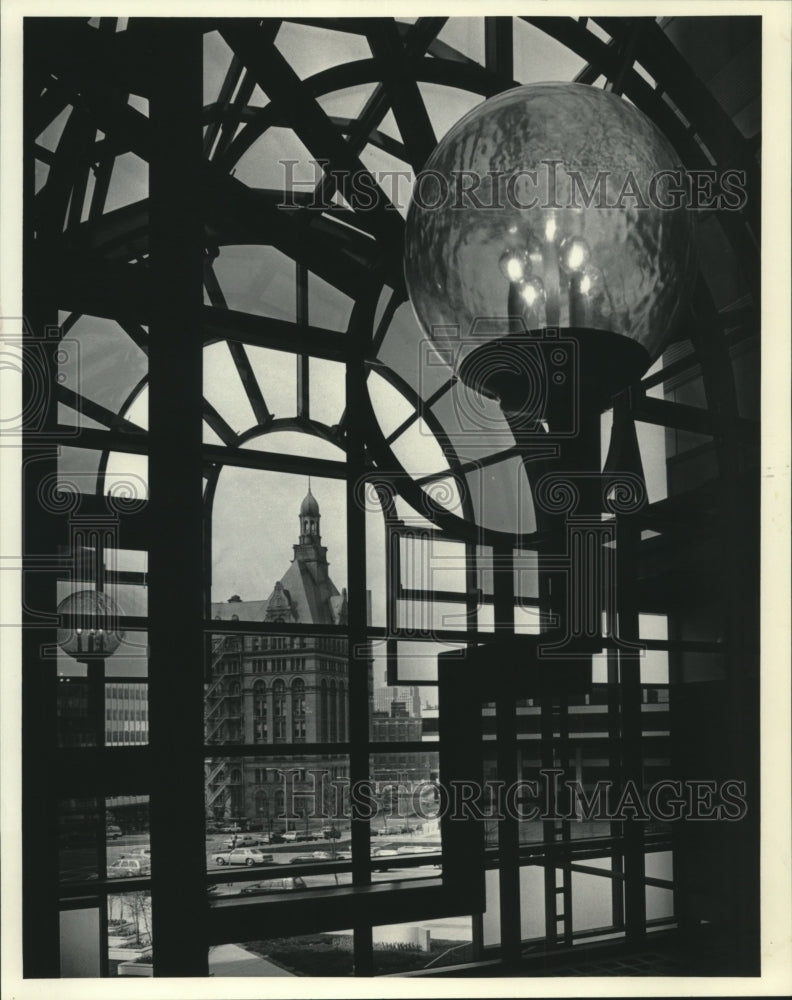 1985 Press Photo Interior View of the Plaza East Office Complex in Milwaukee - Historic Images