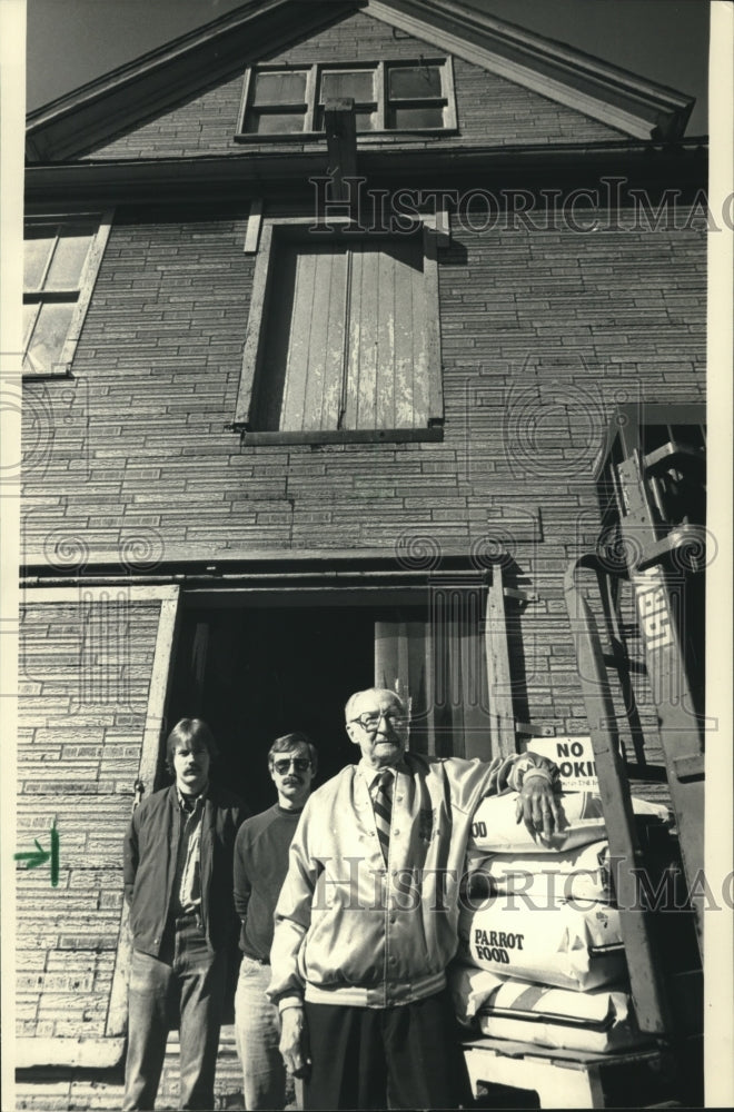 1987 Press Photo Wilfred Plautz and Sons at Feed Store in Milwaukee, Wisconsin - Historic Images