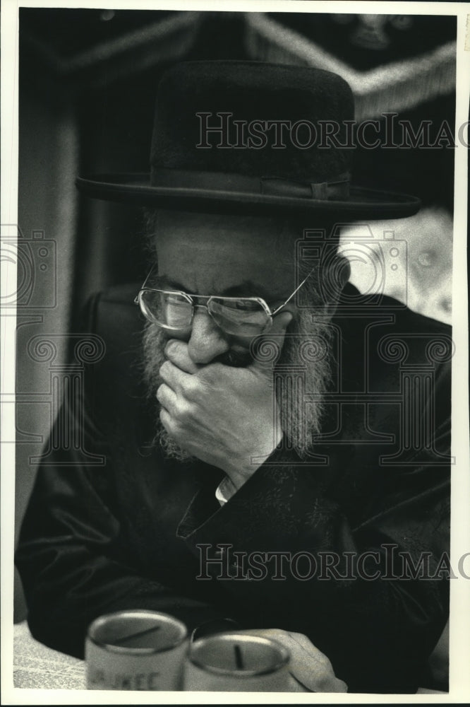 1991 Press Photo Rabbi Michel Twerski of Congregation Beth Jehudah in Prayer - Historic Images