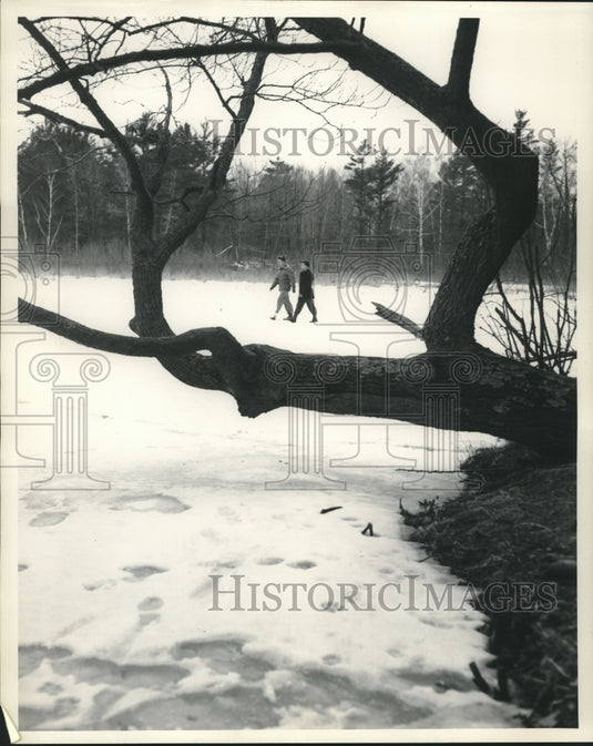 1958 Press Photo Walkers at Point Beach Forest Two Rivers, Wisconsin - mjc09453 - Historic Images