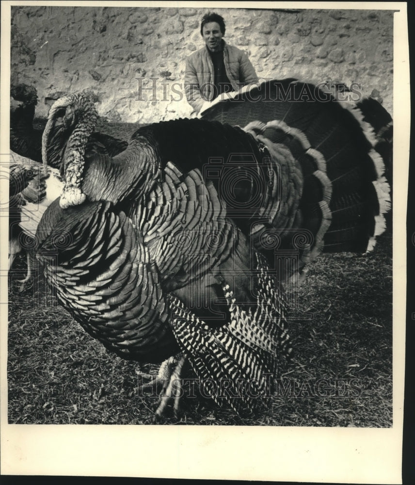 1986, Ken Golubeff and his turkeys, Colgate - mjc09458 - Historic Images