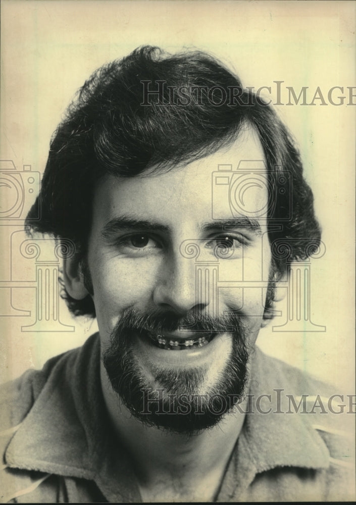 1983 Press Photo Gary Strobusch's owner of Rainbow Knight Waterbed, Milwaukee - Historic Images