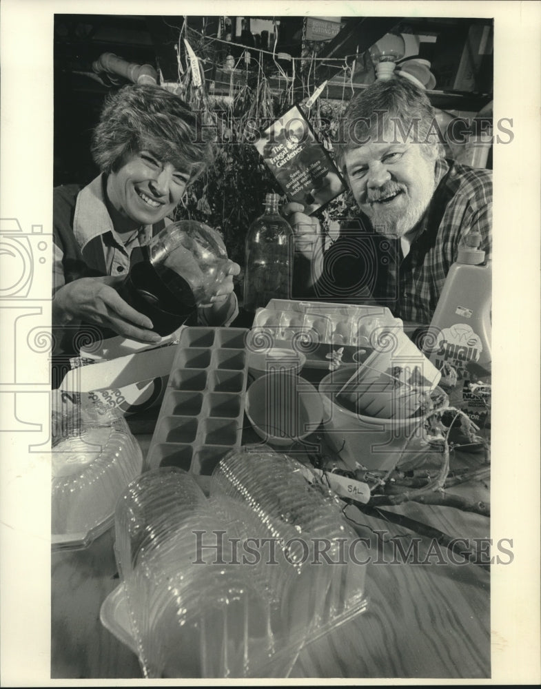 1986 Press Photo Mary and Al Turner share their gardening tips on a video - Historic Images