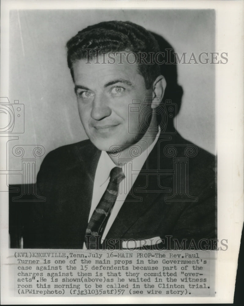 1957 Press Photo Reverend Paul Turner waits to be called in the Clinton trail - Historic Images