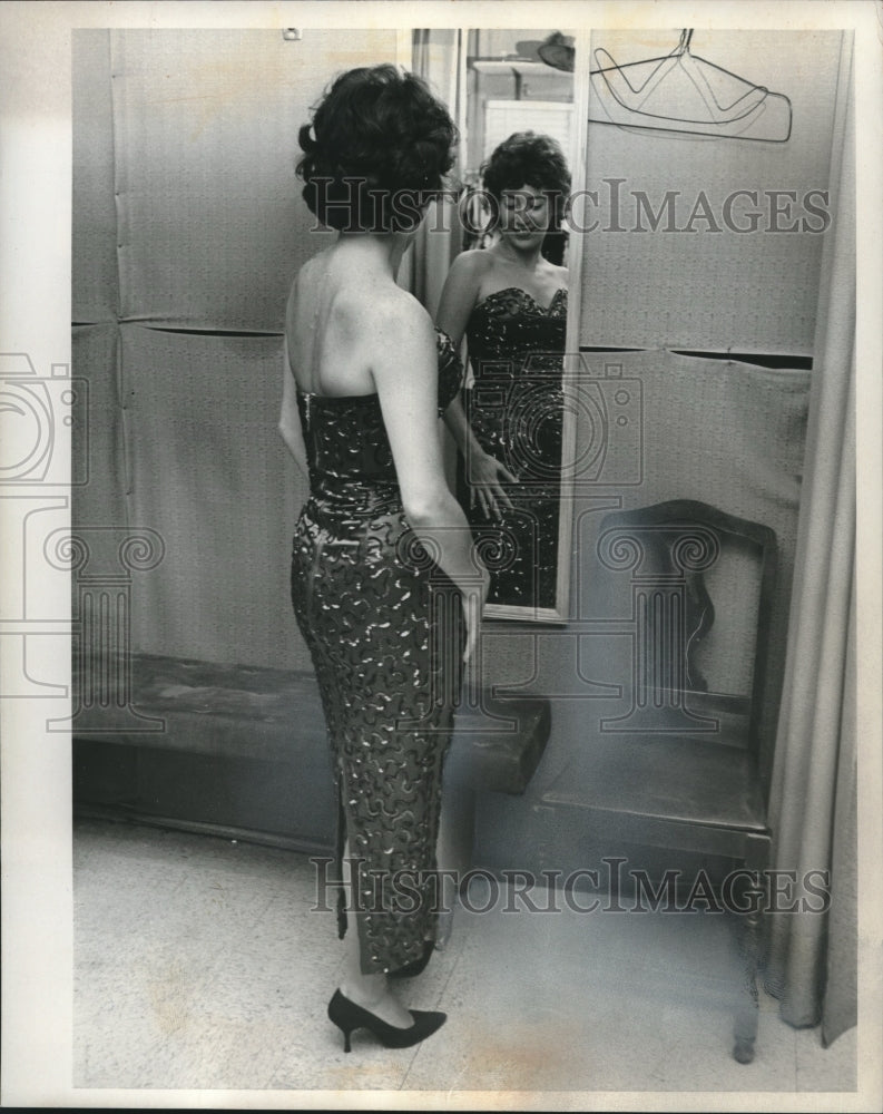 1963 Press Photo US reporter, Elizabeth Trotta, wears taxi girl costume - Historic Images