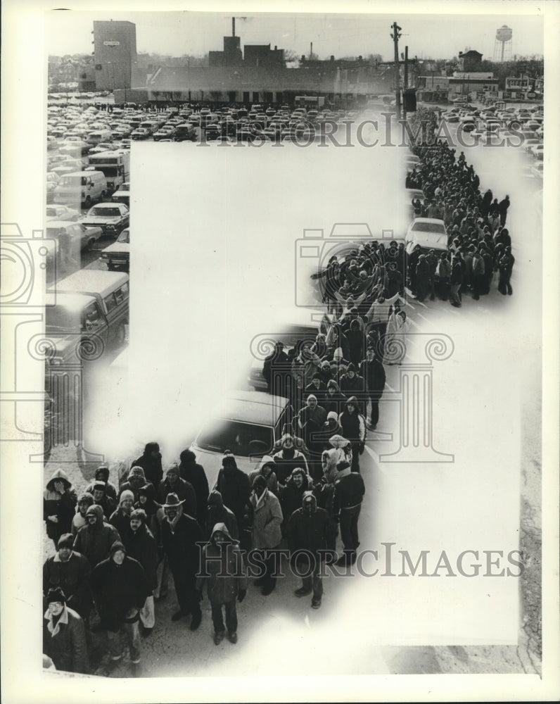 1983 Press Photo People seeking jobs at A.O. Smith Corp. line up at park - Historic Images