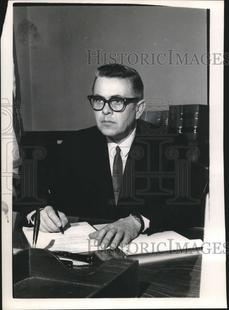 1963 Press Photo Wisconsin Attorney General George Thompson, signs documents - Historic Images