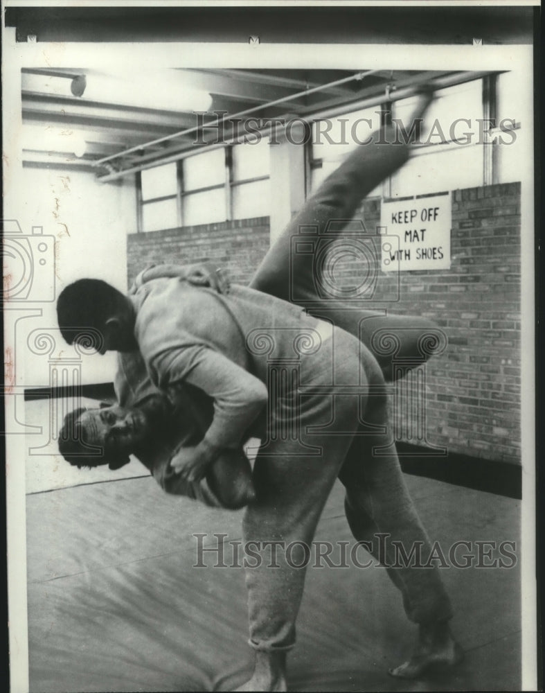 1966 Press Photo U.S. Border Patrol candidates learn self defense in Texas-Historic Images