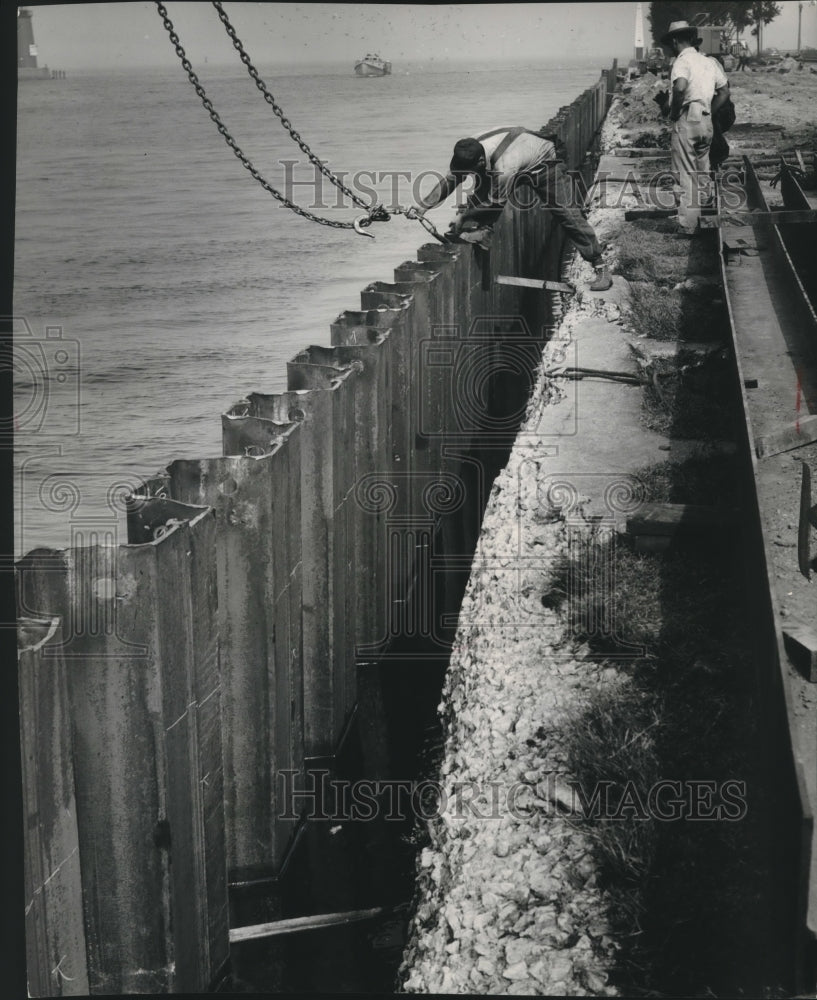 1953 Press Photo Steel pilings are replacing wooden ones on Jones Island pier-Historic Images