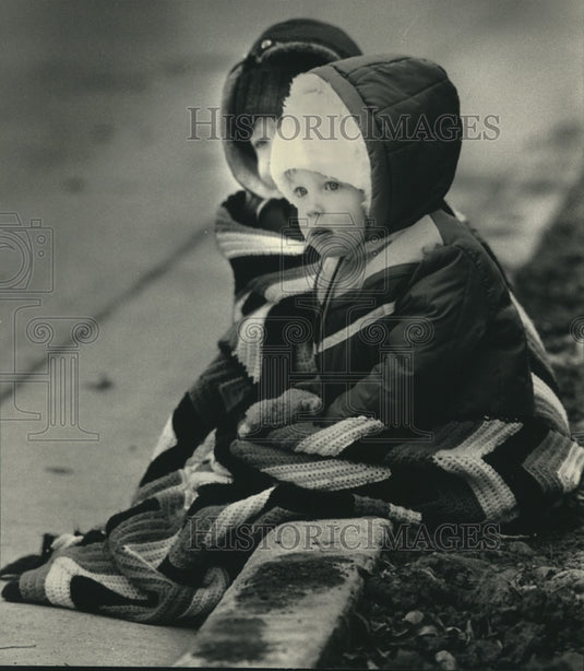 1987 Press Photo Children watch parade in Thiensville, Wisconsin. - mjc09615 - Historic Images