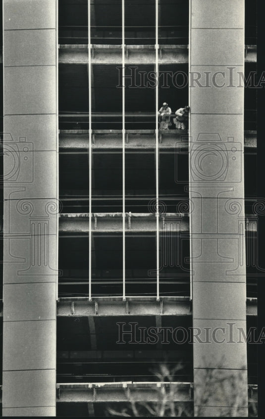 1991 Press Photo Construction continues on Milwaukee's 1000 North Water building - Historic Images