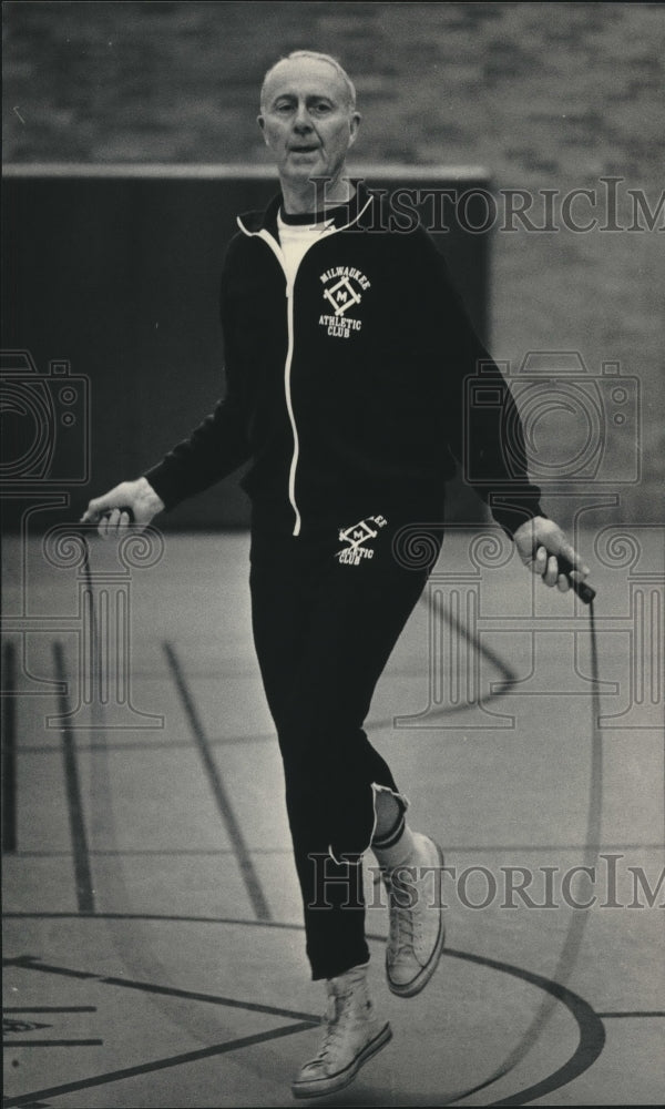 1986 Press Photo Joseph Tierney keeps in shape at the Milwaukee Athletic Club- Historic Images