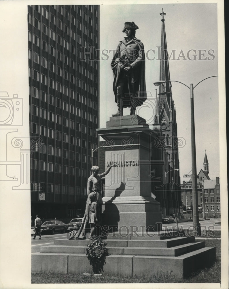 1976 Press Photo George Washington statue, Milwaukee, Wisconsin - mjc09649 - Historic Images