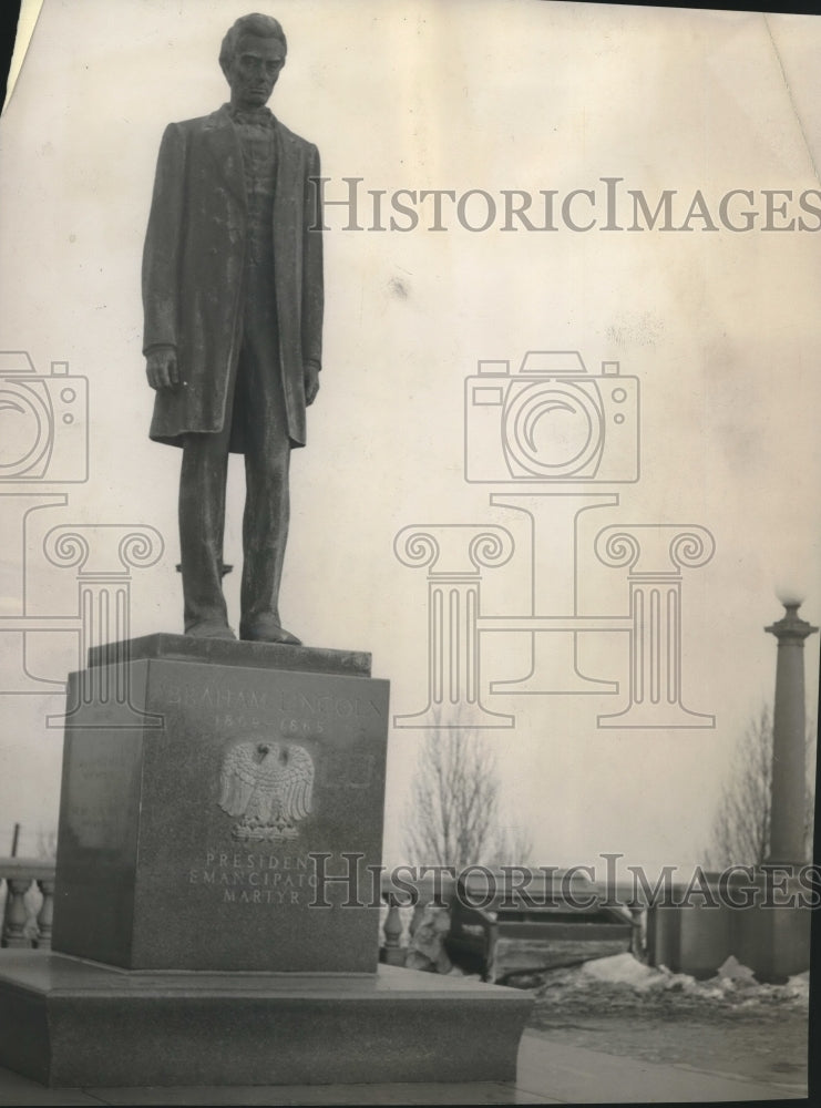 1947 Press Photo Statue of Abraham Lincoln - mjc09651 - Historic Images