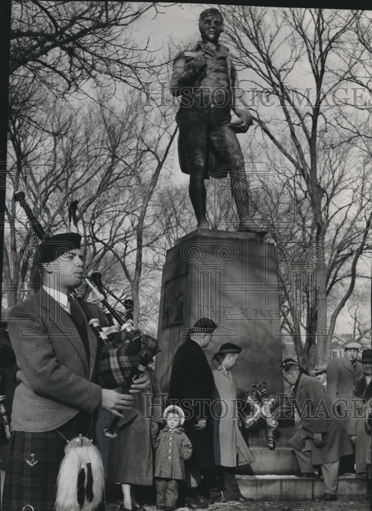 1955, Statue of Scottish poet Robert Burns, Milwaukee, Wisconsin - Historic Images