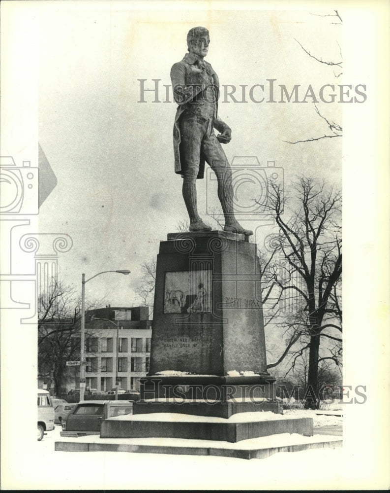 1961 Press Photo Scottish poet Robert Burns statue in Milwaukee, Wisconsin - Historic Images