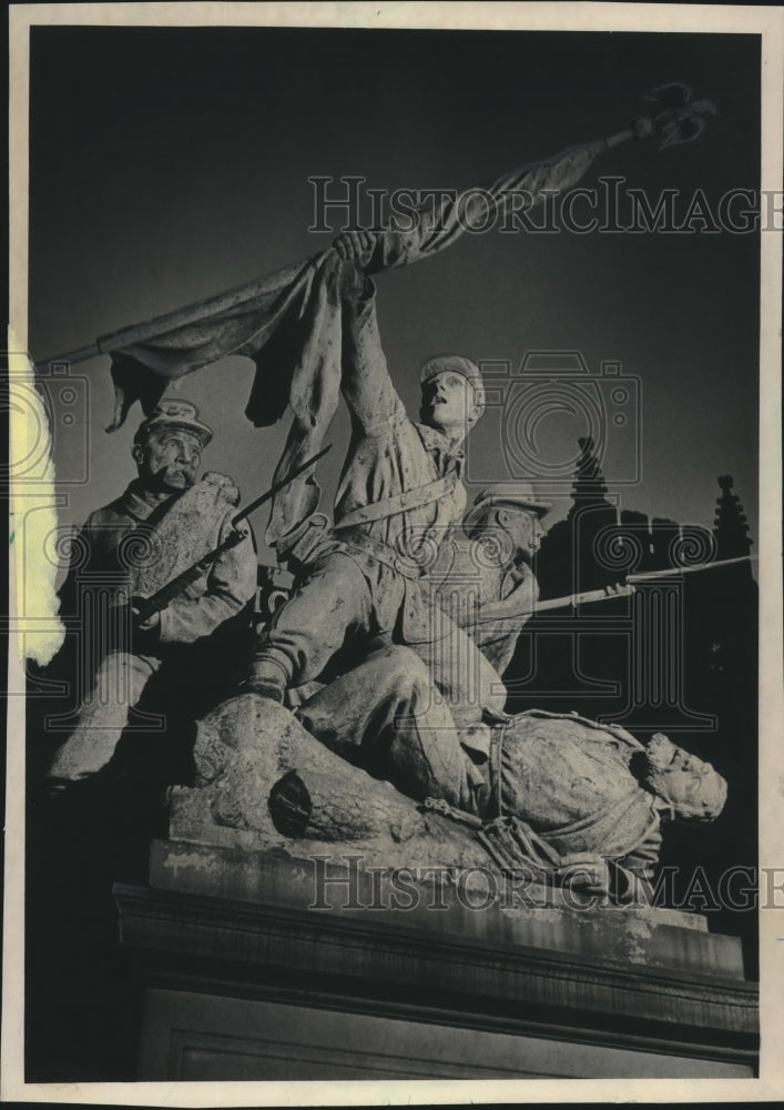 1962 Press Photo Civil War statue in the Court of Honor, Milwaukee, Wisconsin - Historic Images