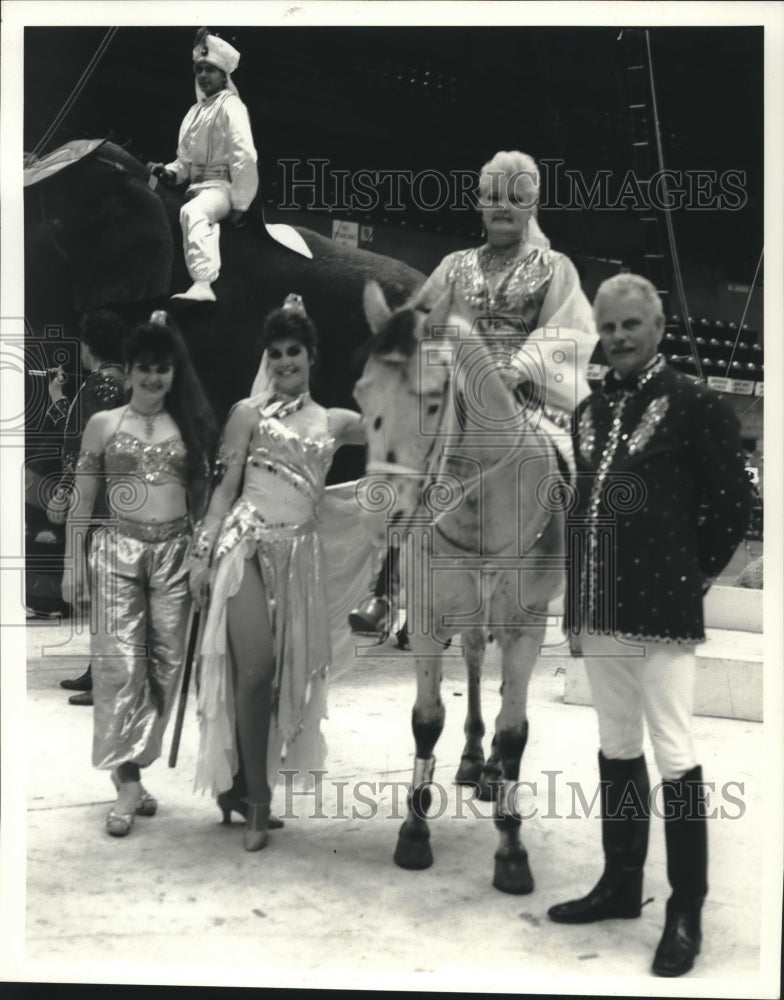 1994 Press Photo John Herriot &amp; family under the big top at the Grand Horse Fair - Historic Images