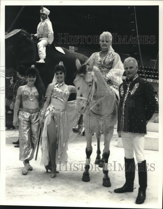 1994 Press Photo John Herriot & family under the big top at the Grand Horse Fair - Historic Images