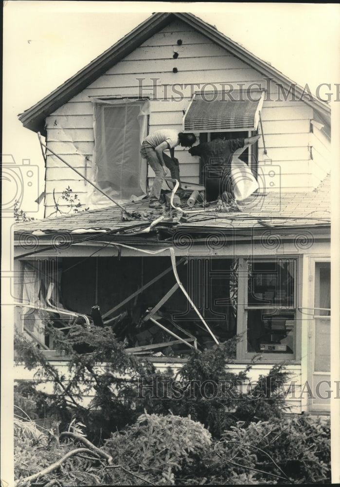 1987 Press Photo Pewaukee homeowners at storm damaged home, Wisconsin - Historic Images