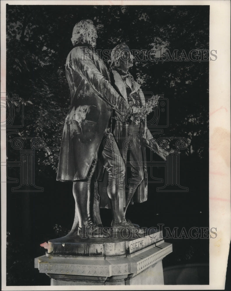 1959 Press Photo German poets Goethe &amp; Schiller statue in Milwaukee, Wisconsin-Historic Images