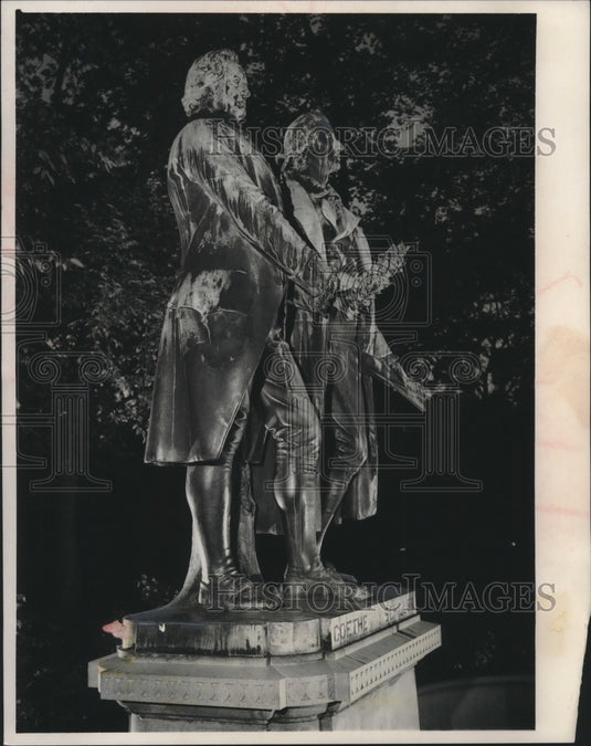 1959 Press Photo German poets Goethe & Schiller statue in Milwaukee, Wisconsin-Historic Images