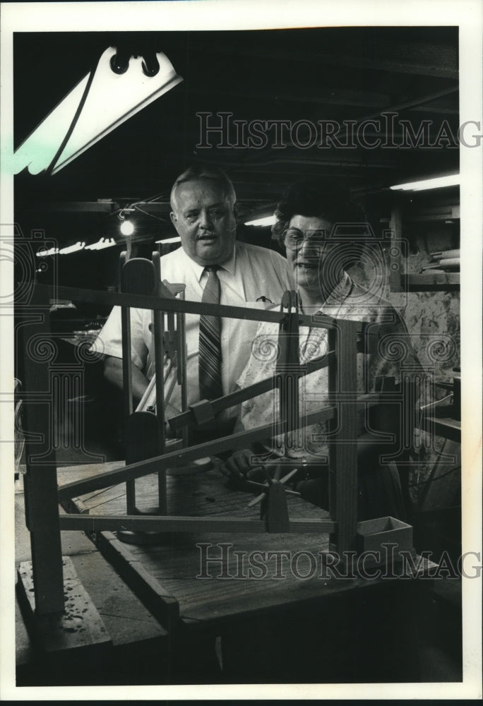 1989 Press Photo Dick and Janet Strombeck in workshop at Sun Designs, Oconomowoc - Historic Images