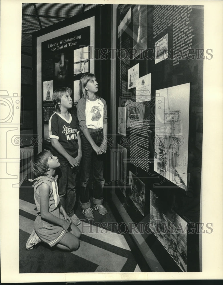 1985 Press Photo Miss Liberty traveling exhibit in Milwaukee, Wisconsin - Historic Images