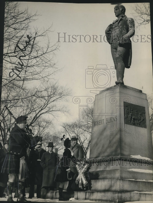 1940 Press Photo Scottish poet Robert Burns Statue, Milwaukee, Wisconsin-Historic Images