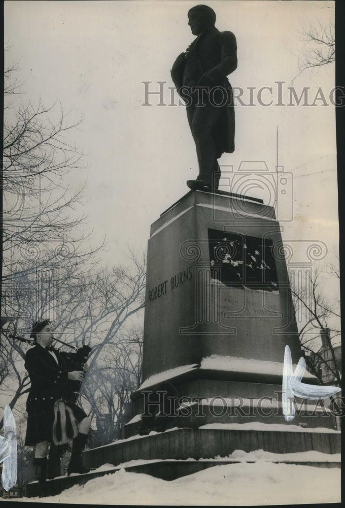 1935, Scottish poet Robert Burns statue in Milwaukee, Wisconsin - Historic Images