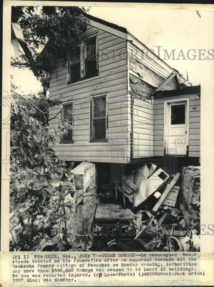 1987 Press Photo House twisted on foundation by tornado in Pewaukee, Wisconsin - Historic Images