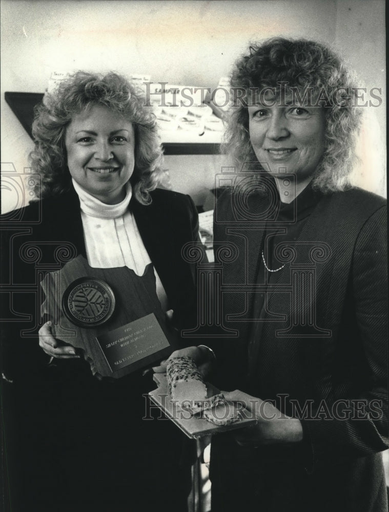 1989 Press Photo Sisters win Wisconsin State Fair award for cheese - mjc09804 - Historic Images
