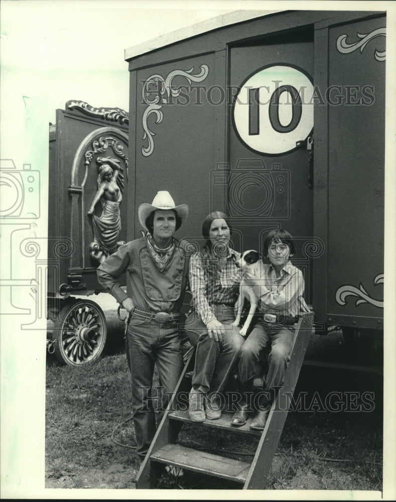 1985 Press Photo Circus family, Bill, Trudy, and Steven Strong, Baraboo, WI - Historic Images