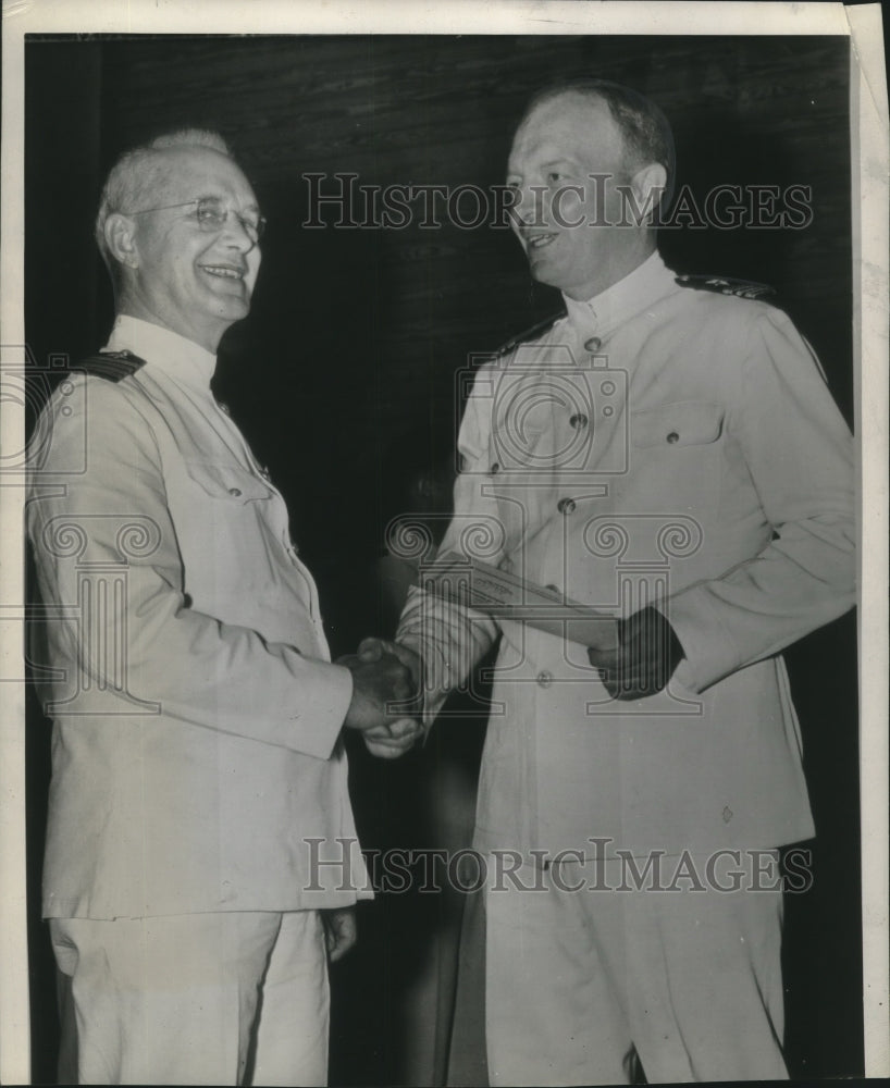 1943 Press Photo Harold Stassen receives certificate from Fort Schuyler New York - Historic Images