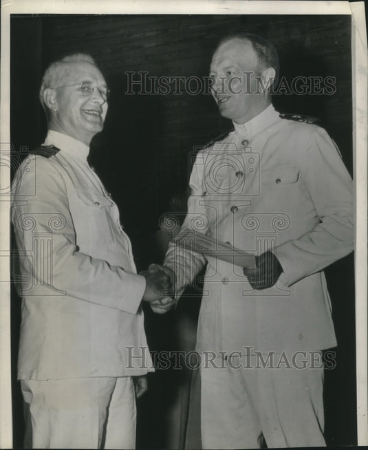 1943 Press Photo Harold Stassen receives certificate from Fort Schuyler New York - Historic Images