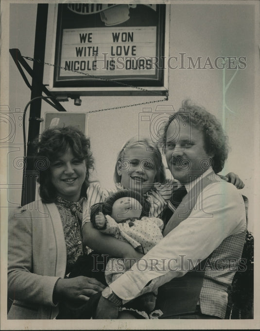 1984 Press Photo Gary Tiedke and family in front of their tavern Milwaukee - Historic Images