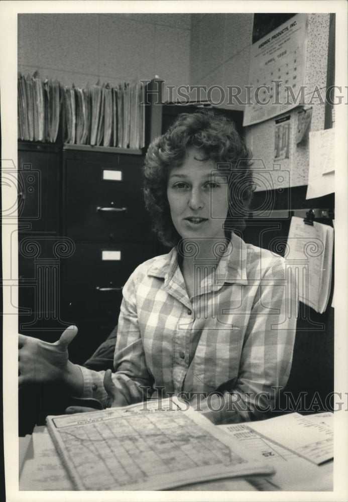 1989 Press Photo Marcia Frost Vahradian, Forsester in Waushara County, Wisconsin - Historic Images