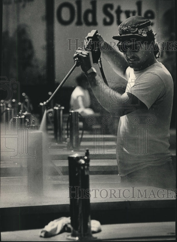 1992 Press Photo John Schimanski clears beer taps, post-fest cleanup, Maier Park - Historic Images