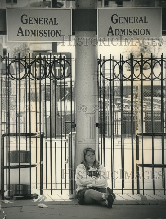 1992 Press Photo Shelley Doxtator waits to be first in to see Steve Miller Band - Historic Images